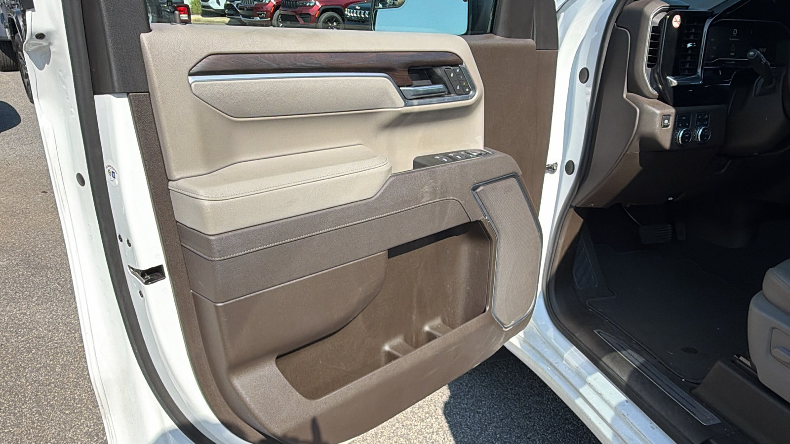 Used 2025 GMC Sierra 1500 SLT AWD/4WD image 13