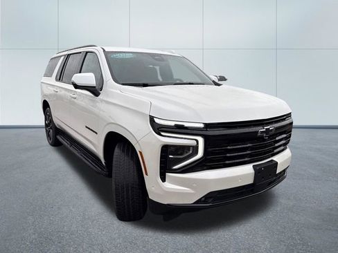 Used 2025 Chevrolet Suburban RST w/ Comfort Package AWD/4WD image 5