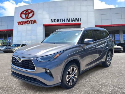 Used 2022 Toyota Highlander XLE FWD image 2