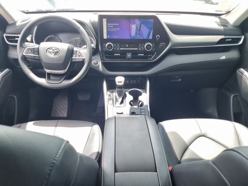 Used 2023 Toyota Highlander XLE FWD image 18