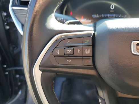 Used 2023 Jeep Grand Cherokee Altitude image 32