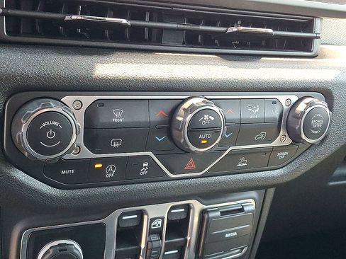 Used 2025 Jeep Gladiator Mojave AWD/4WD image 25
