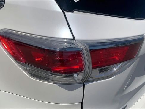 Used 2016 Toyota Highlander Limited w/ Driver Technology Package AWD/4WD image 28