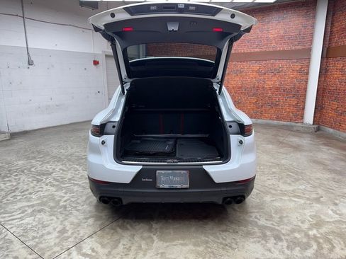 Used 2022 Porsche Cayenne Platinum Edition image 33