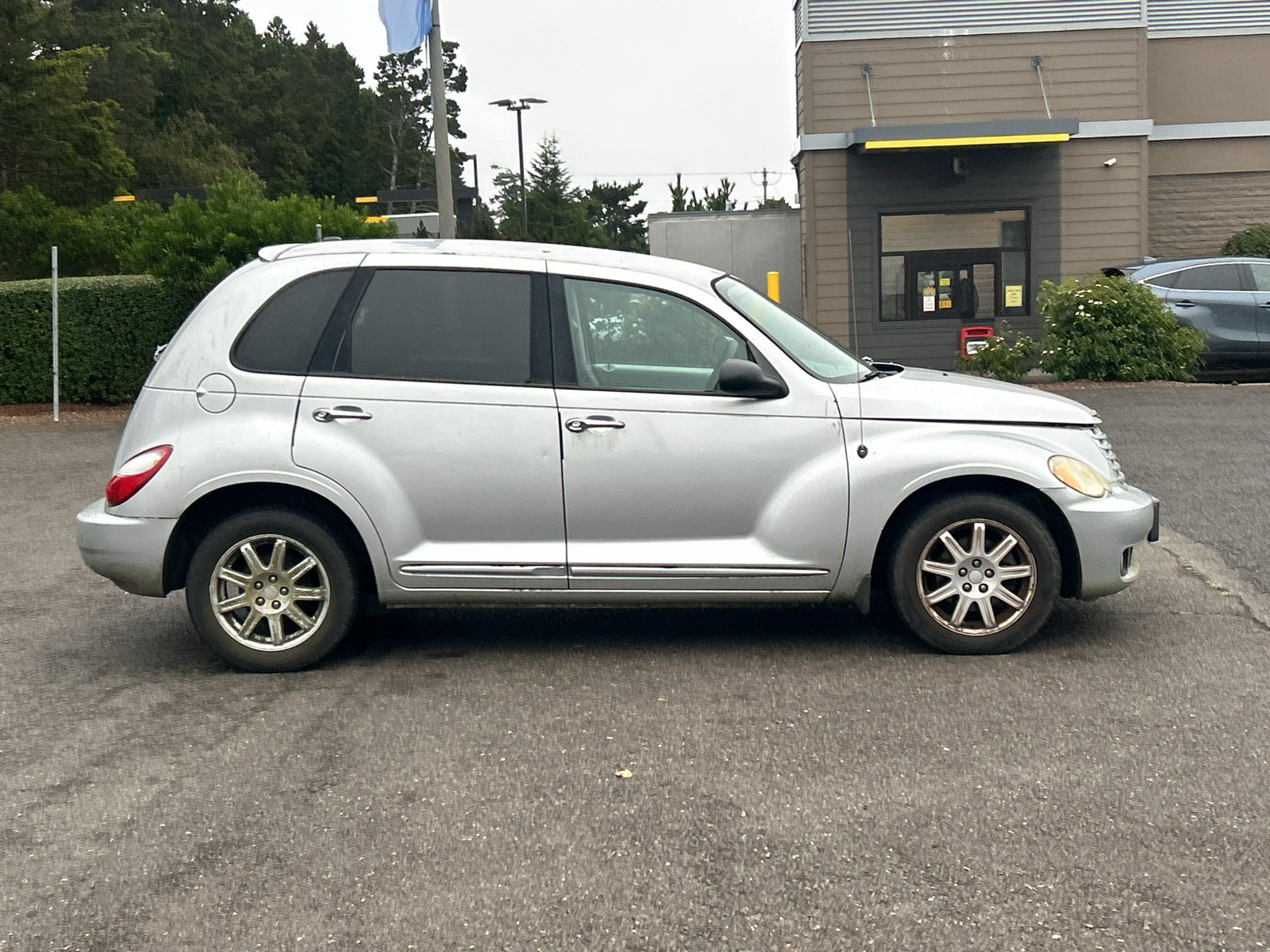 Used 2009 Chrysler PT Cruiser Touring FWD image 4