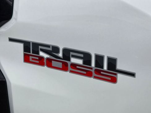Used 2023 Chevrolet Colorado Trail Boss w/ Technology Package image 10