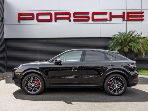 Certified 2024 Porsche Cayenne S AWD/4WD image 2