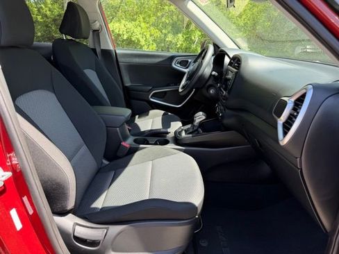 Used 2025 Kia Soul LX w/ LX Technology Package image 5