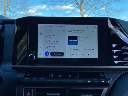 Used 2025 Toyota Camry SE image 28