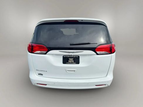 Used 2017 Chrysler Pacifica Touring FWD image 8