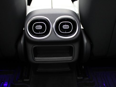 Used 2024 Mercedes-Benz GLC 300 4MATIC image 23