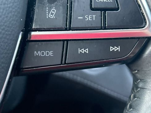 Used 2021 Toyota Highlander LE FWD image 17