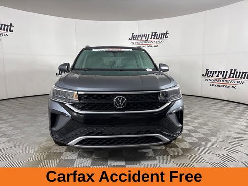 Used 2023 Volkswagen Taos SE w/ Panoramic Sunroof Package image 3