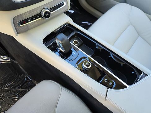 Used 2024 Volvo XC90 B6 Plus image 33