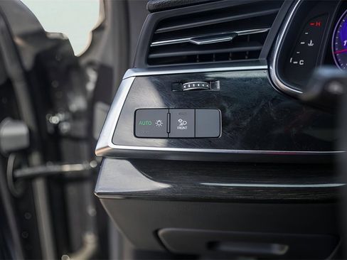 Used 2021 Audi Q8 Premium Plus image 18