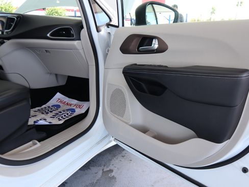 Used 2021 Chrysler Voyager Lxi image 32