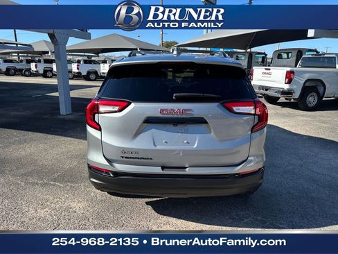 Used 2024 GMC Terrain SLE w/ Driver Convenience Package image 6