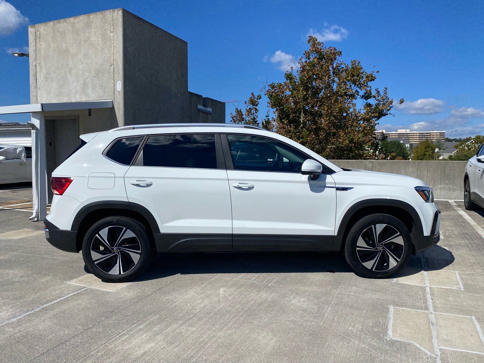 Certified 2023 Volkswagen Taos SE w/ Panoramic Sunroof Package AWD/4WD image 2