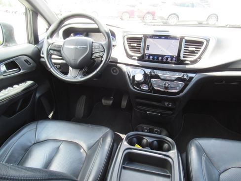 Used 2020 Chrysler Pacifica Touring-L w/ S Appearance Package FWD image 13