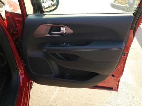 New 2025 Chrysler Voyager LX image 34