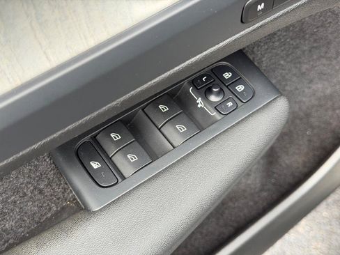 Certified 2025 Volvo XC40 B5 Plus AWD/4WD image 16