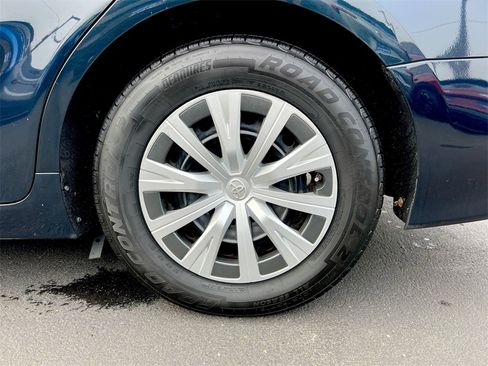 Used 2020 Toyota Camry LE image 27