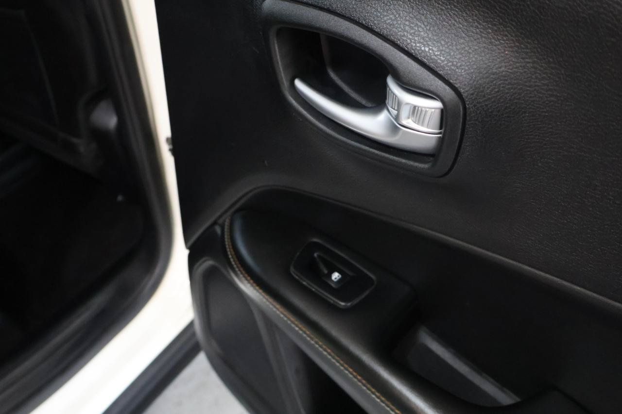 Used 2018 Jeep Compass Latitude FWD image 24
