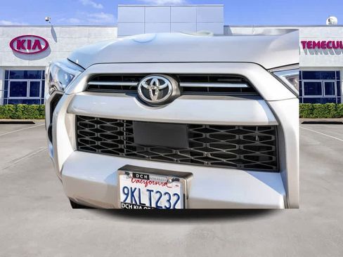 Used 2022 Toyota 4Runner SR5 AWD/4WD image 5