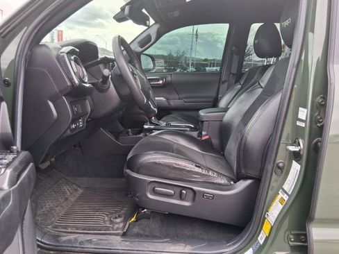 Used 2022 Toyota Tacoma TRD Off-Road w/ Technology Package image 4