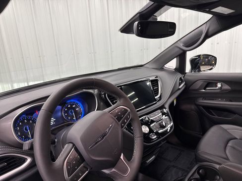 Used 2026 Chrysler Pacifica Select FWD image 17