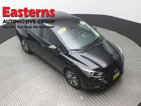 Used 2023 Nissan Versa SV image 3