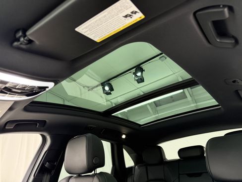 Certified 2024 Porsche Macan image 34