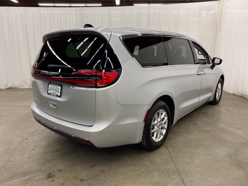 Used 2024 Chrysler Pacifica Touring-L FWD image 6