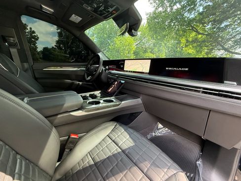 Used 2025 Cadillac Escalade V AWD/4WD image 35
