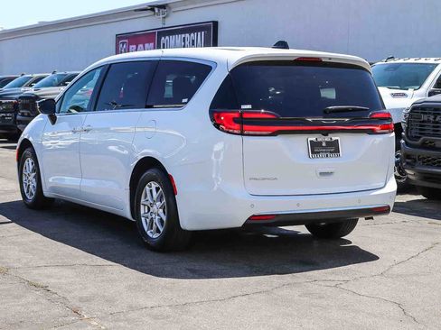 New 2027 Chrysler Pacifica Select FWD image 6