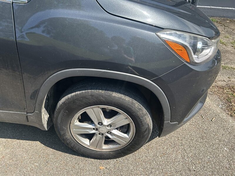 Used 2017 Chevrolet Trax LT w/ LT Convenience Package AWD/4WD image 25