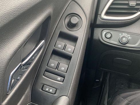 Used 2020 Chevrolet Trax LT w/ LT Convenience Package FWD image 10