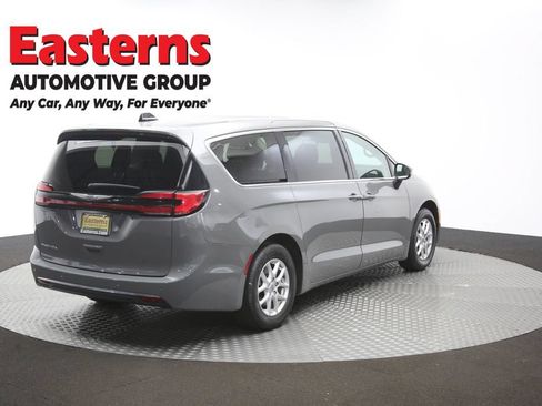 Used 2023 Chrysler Pacifica Touring-L FWD image 41