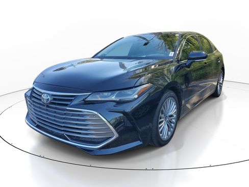 Used 2022 Toyota Avalon Limited image 3