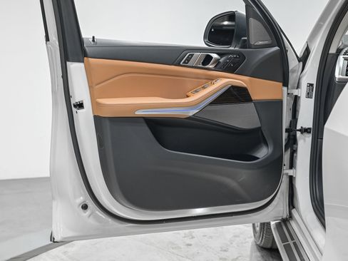 Used 2024 BMW X7 xDrive40i w/ Premium Package image 12