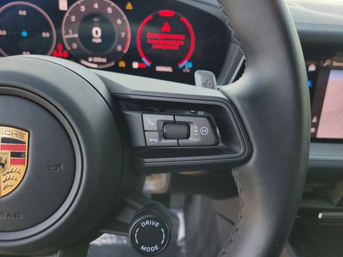 Used 2025 Porsche Cayenne image 30