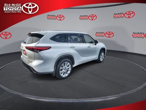Used 2022 Toyota Highlander Limited AWD/4WD image 8