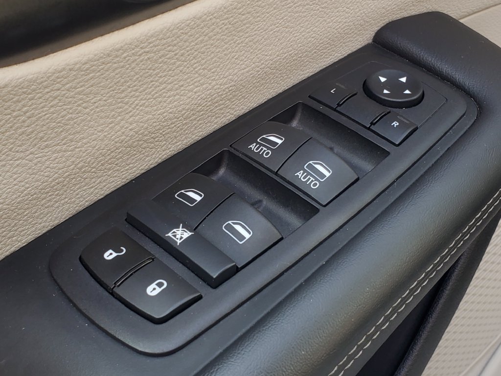 Used 2024 Chrysler Pacifica Touring-L FWD image 8