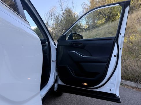 Used 2023 Toyota Highlander LE image 32