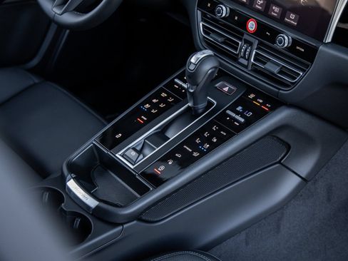 Certified 2026 Porsche Macan AWD/4WD image 33