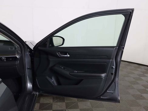 Used 2024 Nissan Altima 2.5 SV image 16