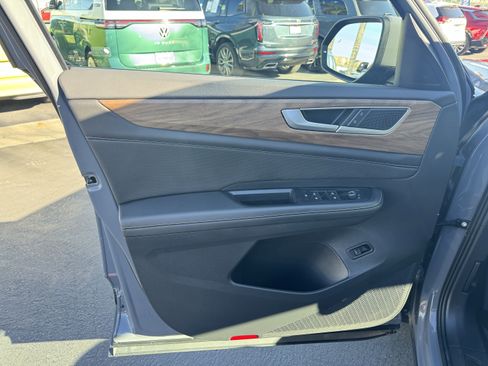 Certified 2025 Volkswagen Atlas SE w/ Panoramic Sunroof Package image 13