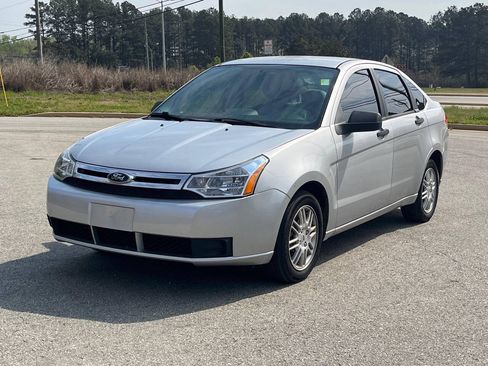 Used 2010 Ford Focus SE FWD image 2
