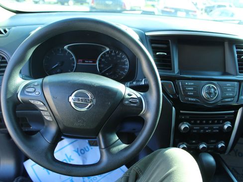 Used 2018 Nissan Pathfinder S image 14