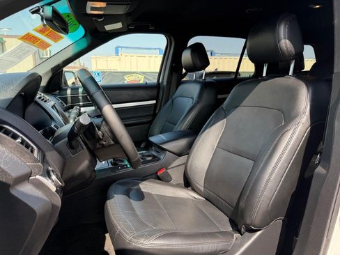 Used 2017 Ford Explorer XLT w/ Equipment Group 202A FWD image 18